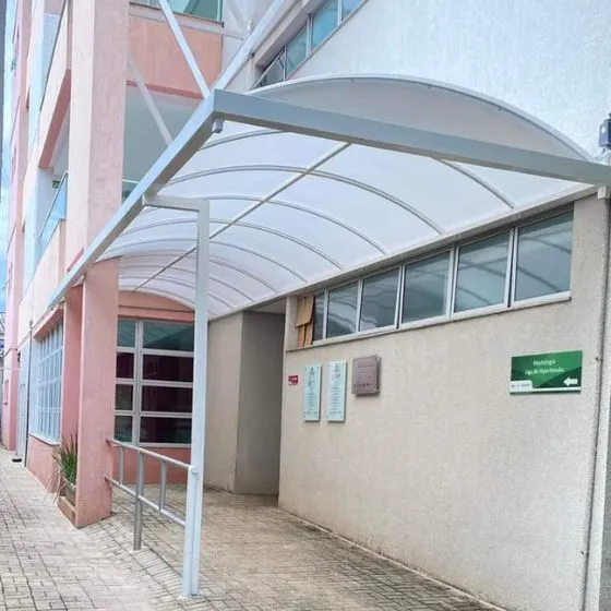 Cobertura de Lona em Centro, Nova Odessa - SP — Cobertura em pátio de comércio com mesas externas