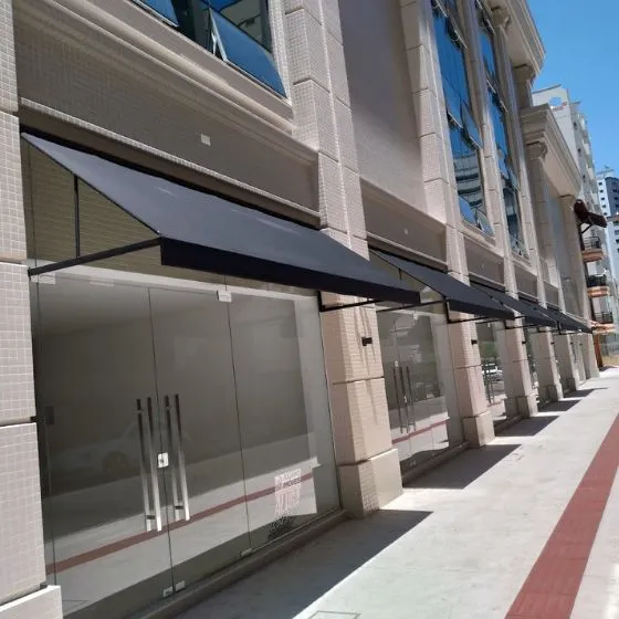Cobertura de Lona em Centro, Nova Odessa - SP — Instalação em fachada comercial