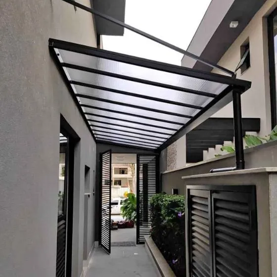 Cobertura de Policarbonato Compacto em Nova Odessa - SP — Cobertura em quintal residencial coberto