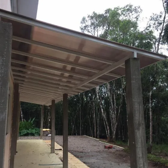 Cobertura de Policarbonato Compacto em Nova Odessa - SP — Cobertura em pátio de comércio com mesas externas