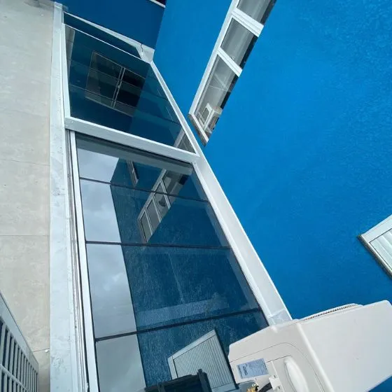 Cobertura Retrátil Policarbonato/Telha/Vidro em Conserva, Nova Odessa - SP — Cobertura com calha lateral para escoamento