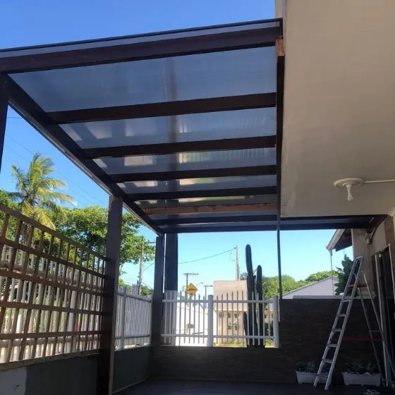 Pergolado de Alumínio com Policarbonato em Centro, Nova Odessa - SP — Cobertura em pátio de comércio com mesas externas