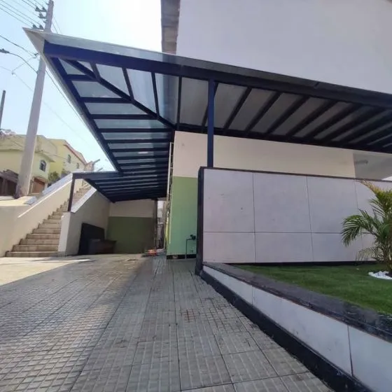 Pergolado Fixo de Ferro em Monte Alegre, Nova Odessa - SP — Cobertura com calha lateral para escoamento