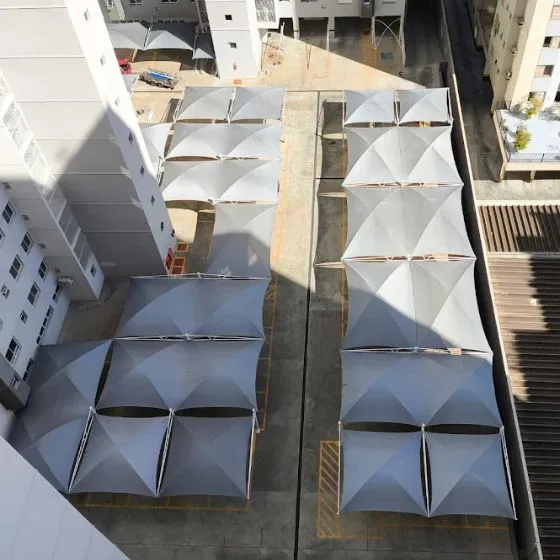 Sombreadores para Veículos em Centro, Nova Odessa - SP — Cobertura em pátio de comércio com mesas externas