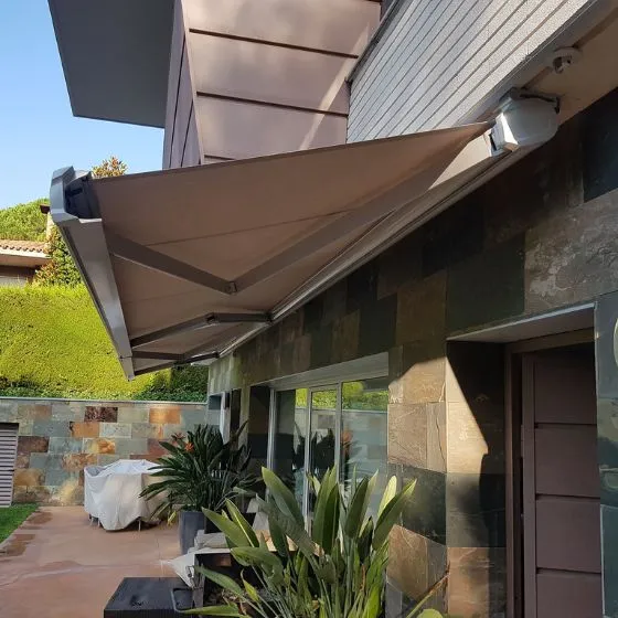 Toldo Articulado em Monte Alegre, Nova Odessa - SP — Instalação em garagem residencial