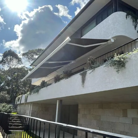 Toldo Articulado em Monte Alegre, Nova Odessa - SP — Cobertura com calha lateral para escoamento