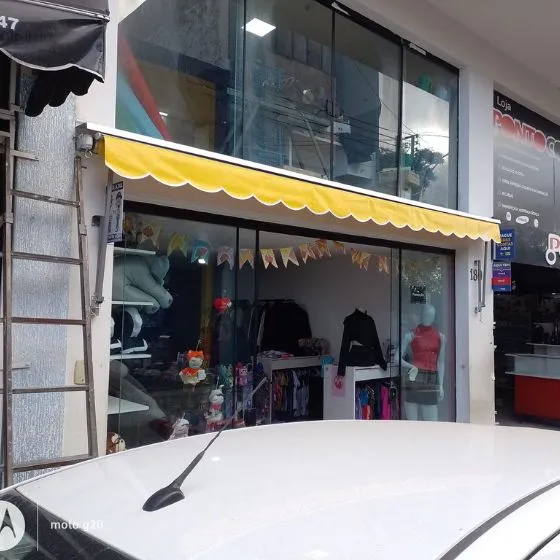 Toldo Cortina com Braços Laterais em Monte Alegre, Nova Odessa - SP — Cobertura em pátio de comércio com mesas externas