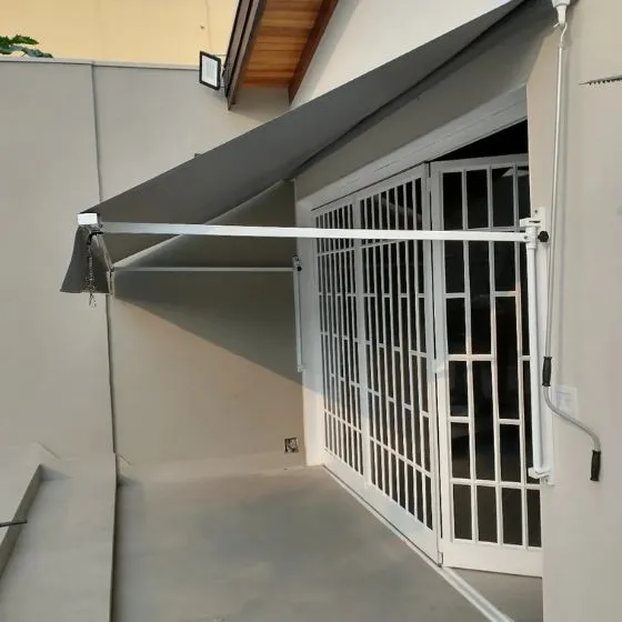 Toldo Cortina com Braços Laterais em Monte Alegre, Nova Odessa - SP — Cobertura com estrutura metálica reforçada