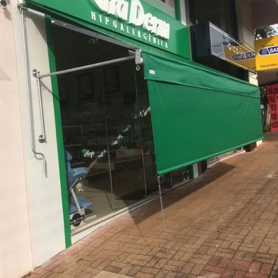 Toldo Cortina com Braços Laterais em Monte Alegre, Nova Odessa - SP — Cobertura em passagem coberta entre ambientes