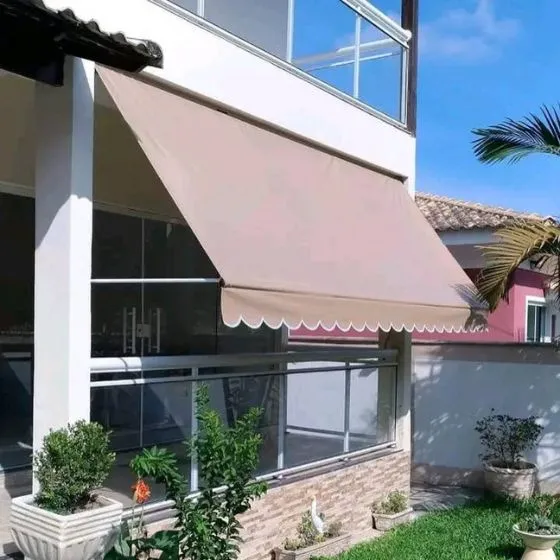 Toldo Cortina com Braços Laterais em Monte Alegre, Nova Odessa - SP — Cobertura com calha lateral para escoamento