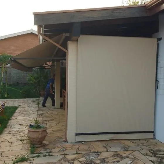 Toldo Cortina Fechamento Vertical em Centro, Nova Odessa - SP — Instalação em área gourmet com churrasqueira