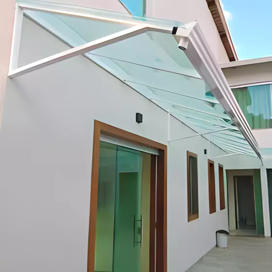 Toldo Fixo Policarbonato Compacto em Monte Alegre, Nova Odessa - SP — Cobertura em quintal residencial coberto