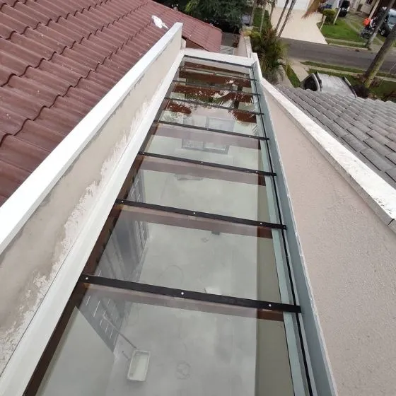 Toldo Fixo Policarbonato Compacto em Monte Alegre, Nova Odessa - SP — Cobertura em passagem coberta entre ambientes