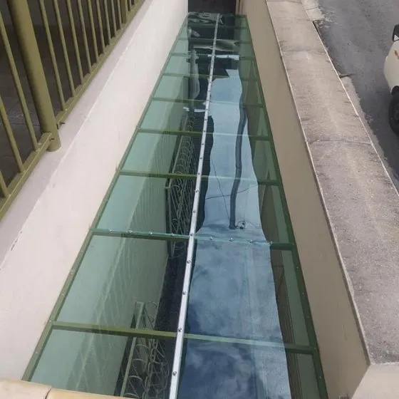 Toldo Fixo Policarbonato Compacto em Monte Alegre, Nova Odessa - SP — Cobertura com calha lateral para escoamento