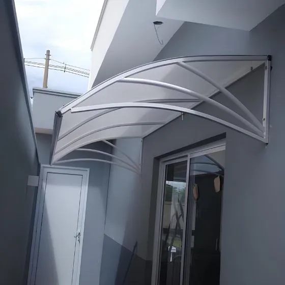 Toldo Policarbonato Alveolar em Centro, Nova Odessa - SP — Cobertura em pátio de comércio com mesas externas