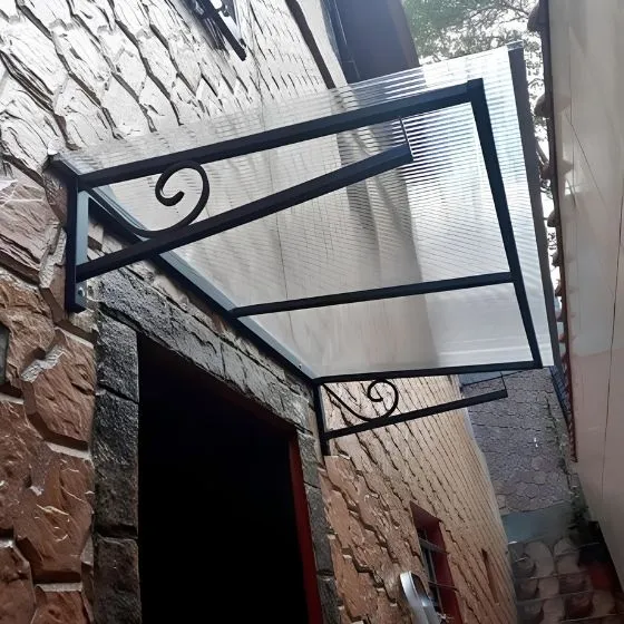 Toldo Policarbonato Alveolar em Centro, Nova Odessa - SP — Cobertura em passagem coberta entre ambientes